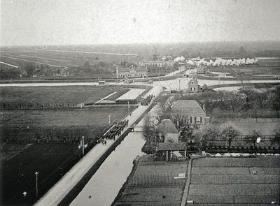 95135 Gezicht op de Kerkweg, Kerkgracht en het Merwedekanaal te Breukelen vanaf de toren van de Nederlands-Hervormde ...